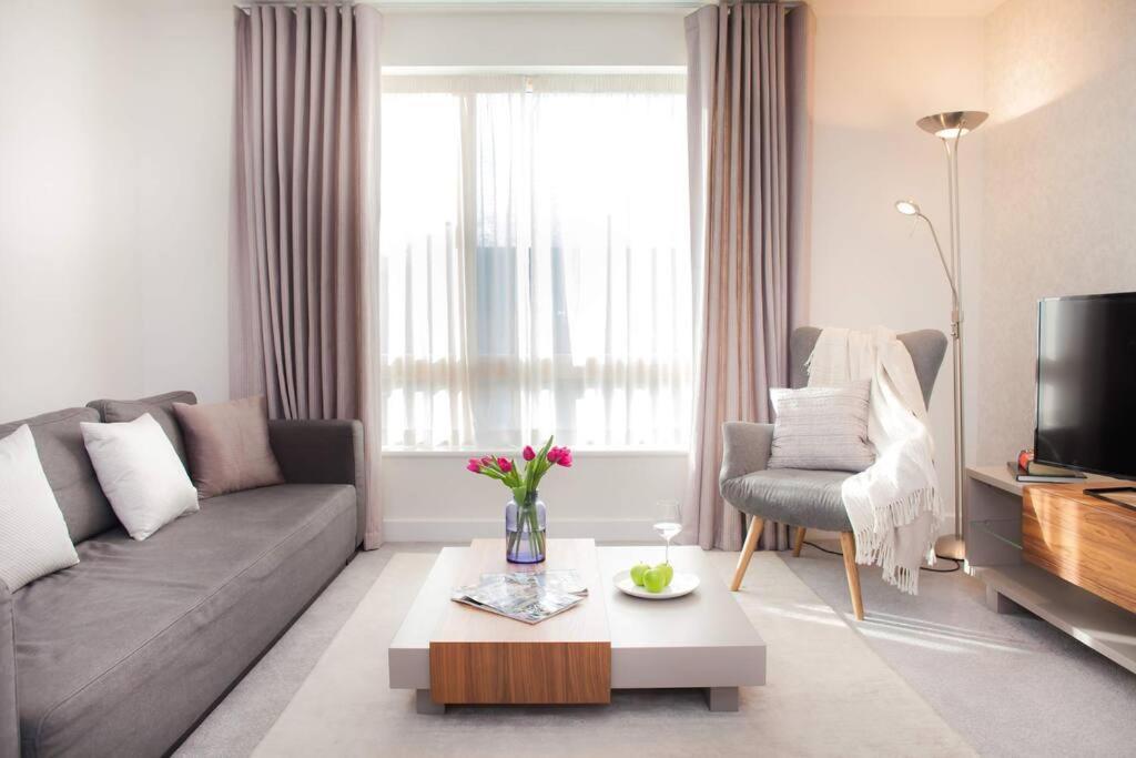 Stylish And Central Two Bedroom & Two Bathroom Apartment With Free Parking Eksteriør bilde