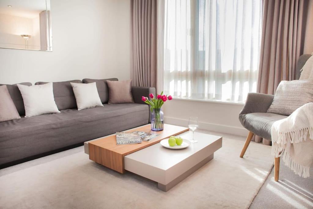 Stylish And Central Two Bedroom & Two Bathroom Apartment With Free Parking Eksteriør bilde