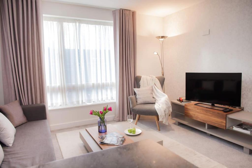 Stylish And Central Two Bedroom & Two Bathroom Apartment With Free Parking Eksteriør bilde