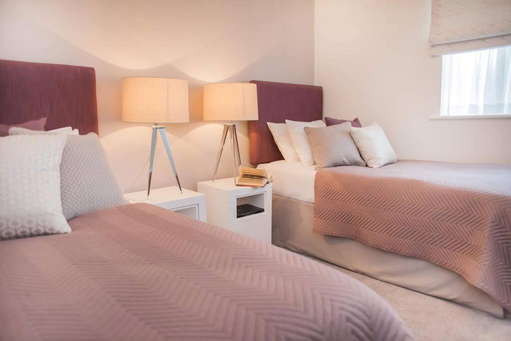 Stylish And Central Two Bedroom & Two Bathroom Apartment With Free Parking Eksteriør bilde