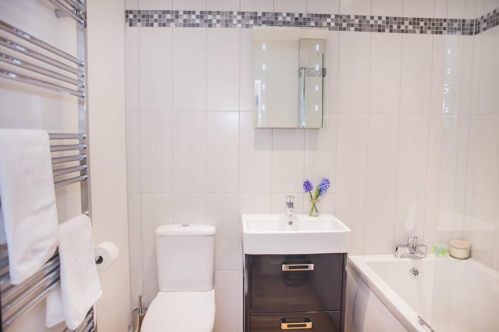 Stylish And Central Two Bedroom & Two Bathroom Apartment With Free Parking Eksteriør bilde