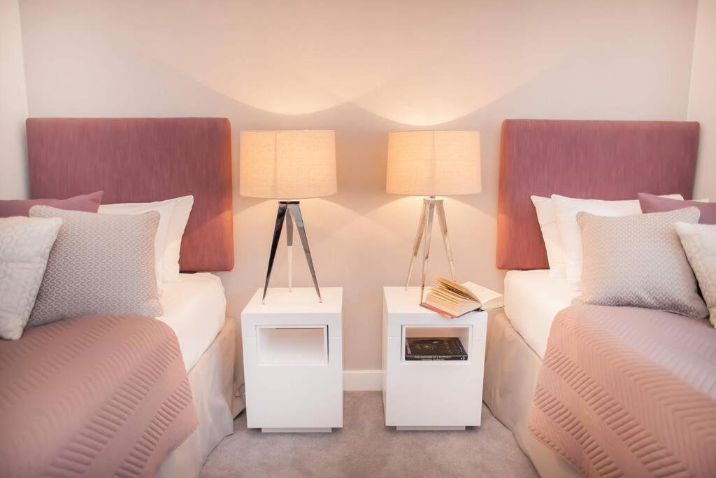 Stylish And Central Two Bedroom & Two Bathroom Apartment With Free Parking Eksteriør bilde